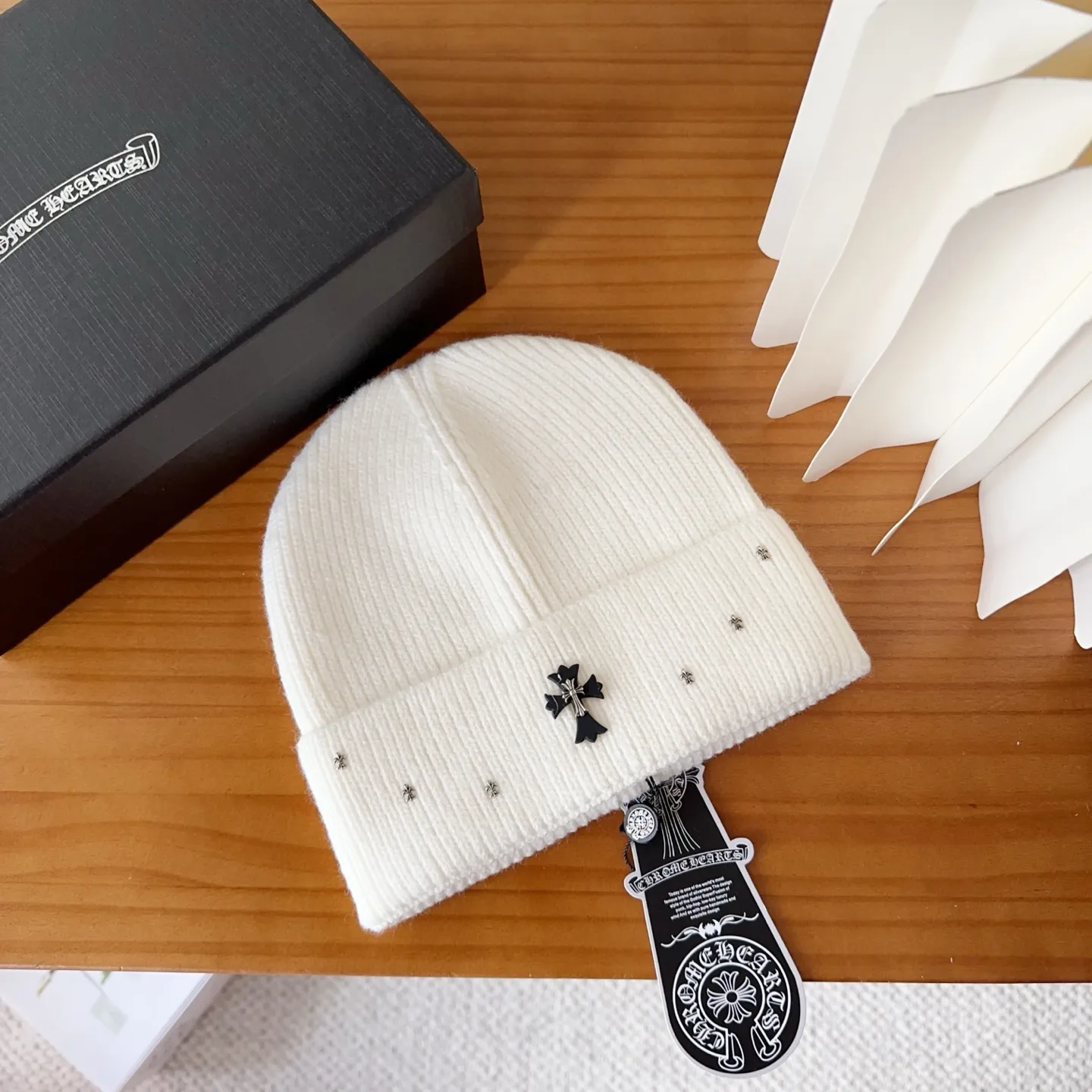💰60 Crow Heart Autumn and Winter Wool Knitted Beanie This must be a favorite of minimalism. It is clean, neat, fashionable and versatile, and will definitely not be picky about your face shape! A fashionable classic that lasts forever! Fashionable black and white can be purchased together!